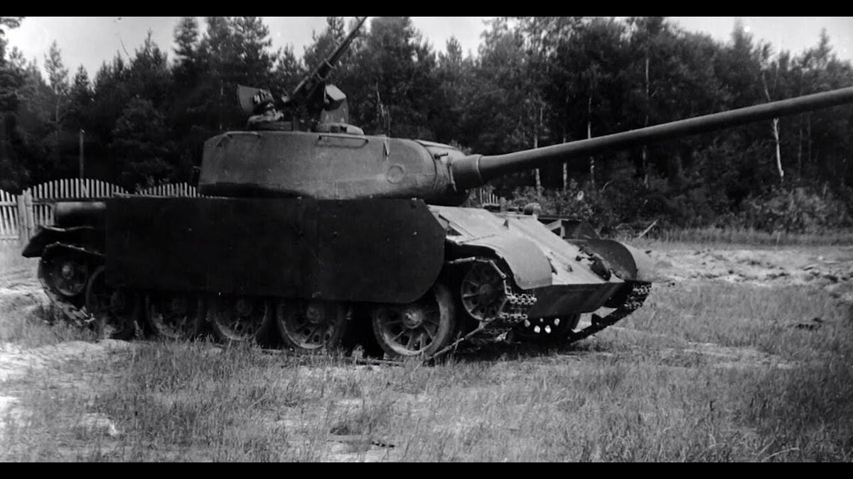 Советский танк Т-44-100 представляет собой модификацию знаменитого Т-44, который был разработан в период послевоенного времени в СССР.-2