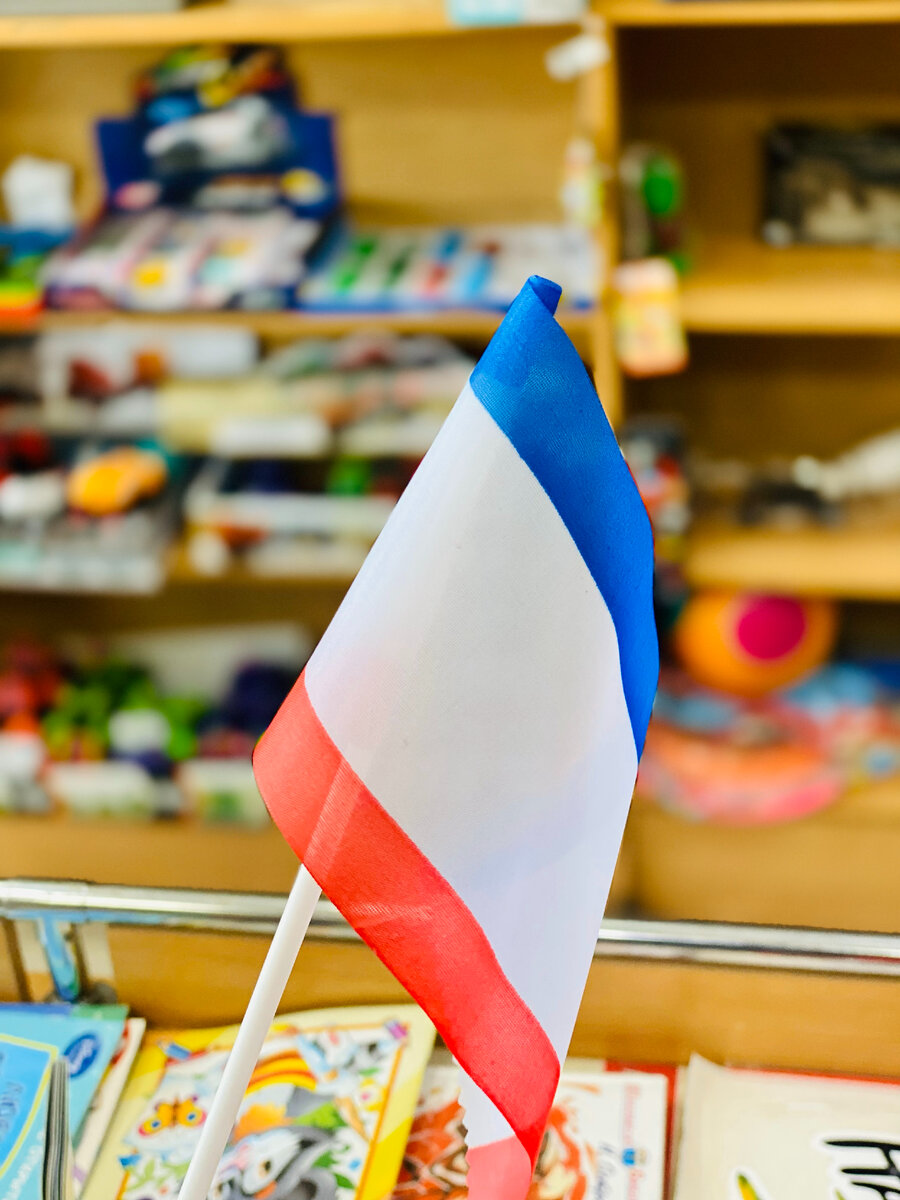 📸 на фото: миниатюра флага Республики Крым