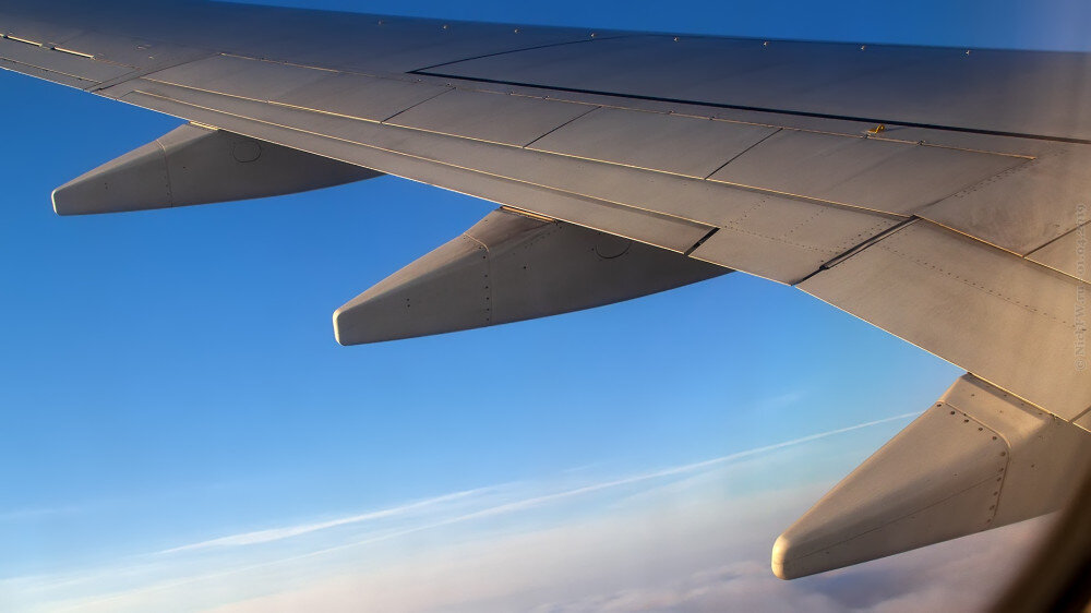 2. Вид на крыло из иллюминатора © NickFW.ru — 01.04.2019г.