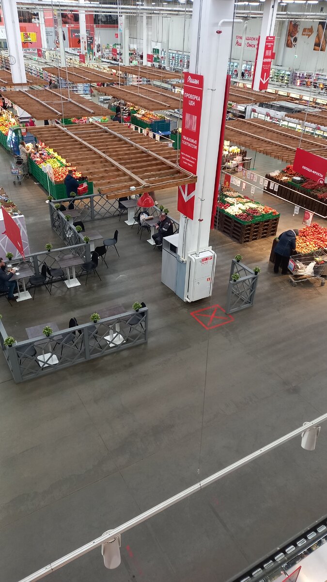 Вид торгового зала с балкона служебного помещения.