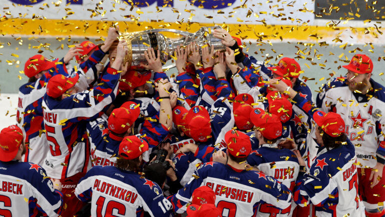    Хоккеисты ЦСКА празднуют победу в Кубке Гагарина-2023.Владимир Беззубов photo.khl.ru