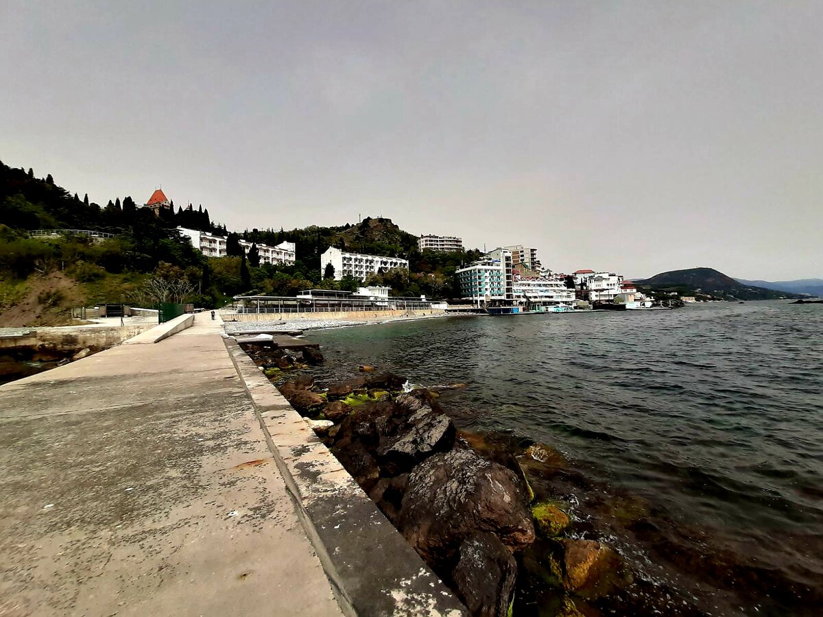 Вид на санаторий "Утёс" с пирса.