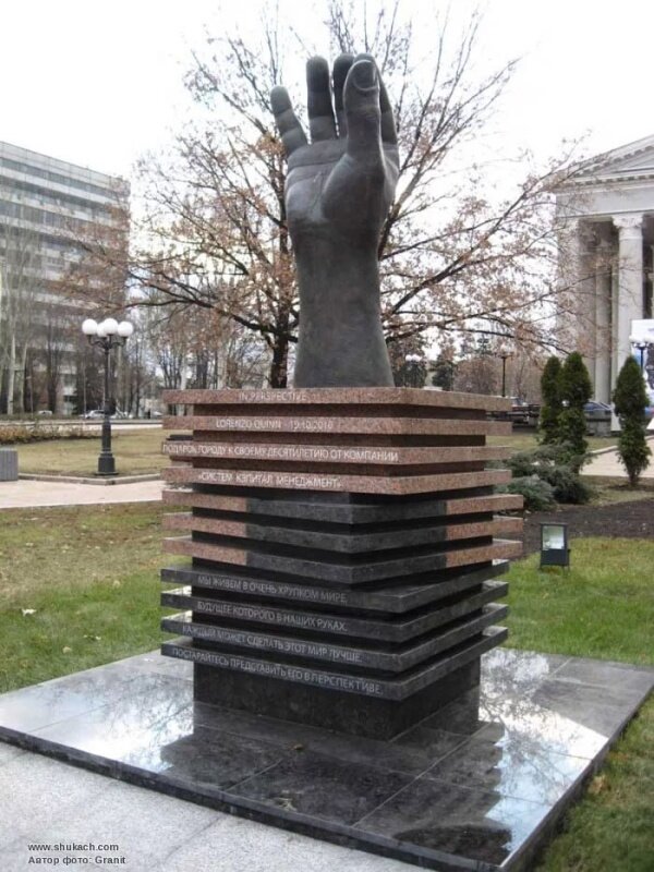    В Донецке демонтируют гранитные бордюры и плитку с тротуаров — дончане возмущены