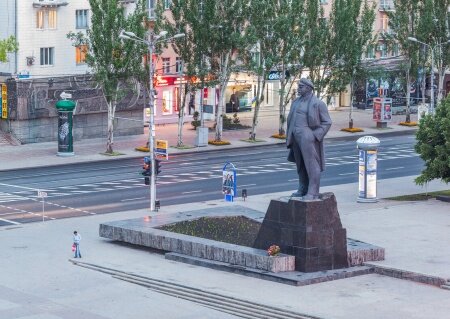    В Донецке демонтируют гранитные бордюры и плитку с тротуаров — дончане возмущены