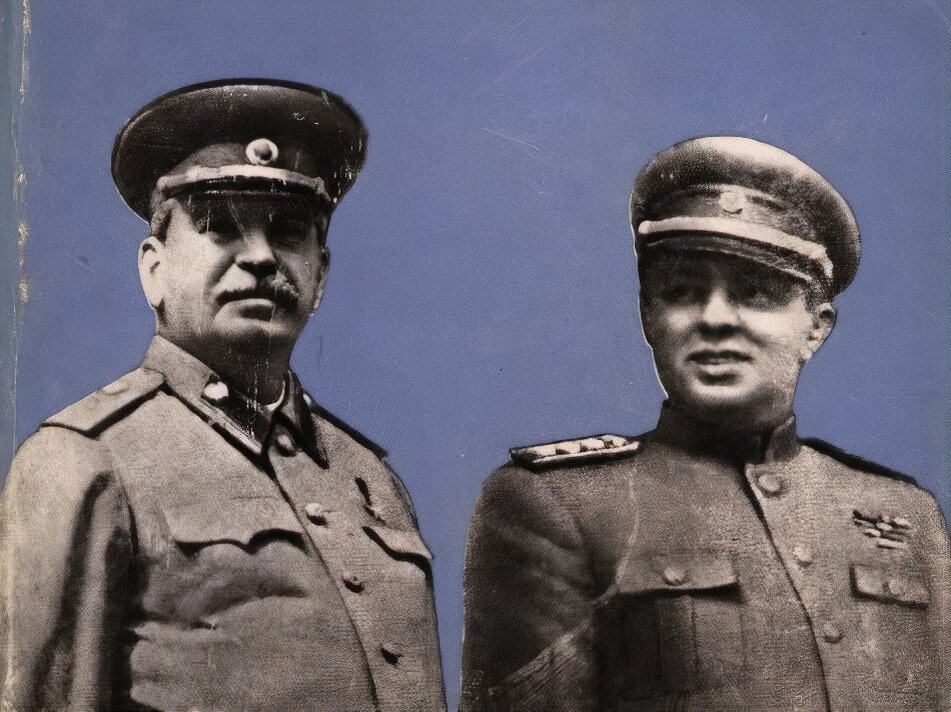 На обложке своей книги воспоминаний о Сталине, Ходжа стоит с генсеком бок о бок, но это всего лишь фотоколлаж: в реальности на совместной фотографии главы дружественных государств стоят поодаль друг от друга