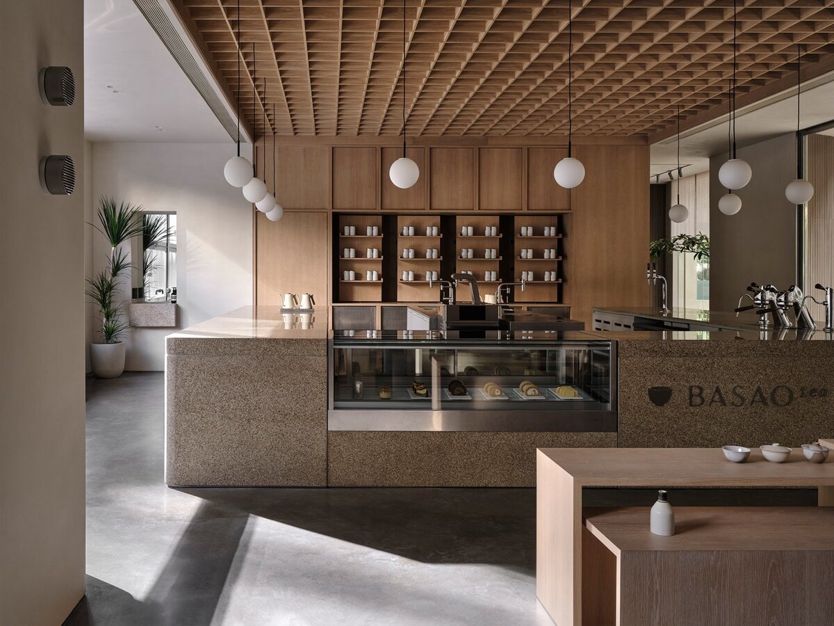 Интерьер чайной Basao в городе Сямынь, Китай
Изображение: Jonathan Leijonhufvud / BASAO Tea Lounge / Norm Architects
