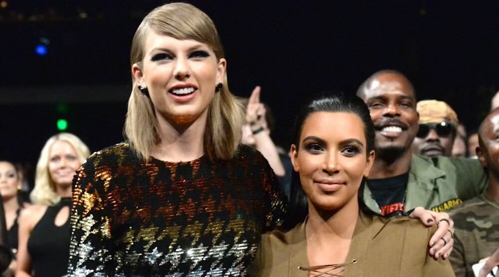     Тейлор Свифт и Ким Кардашьян / Скриншот из видео «Kim Kardashian Reacts To Taylor Swift's Diss Song 'ThanK you aIMee' On The Tortured Poets Department»