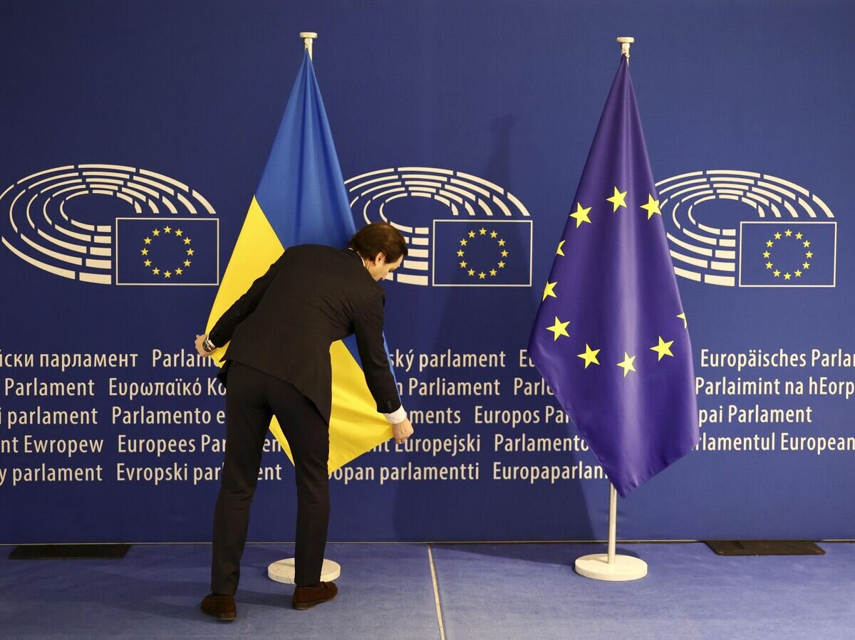    Флаги Украины и ЕС в здании Европейского парламента в Брюсселе© AP Photo / Olivier Matthys