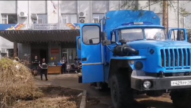    Правоохранители эвакуировали суд Оренбургского района, который попал в зону подтопления Марина Шарт