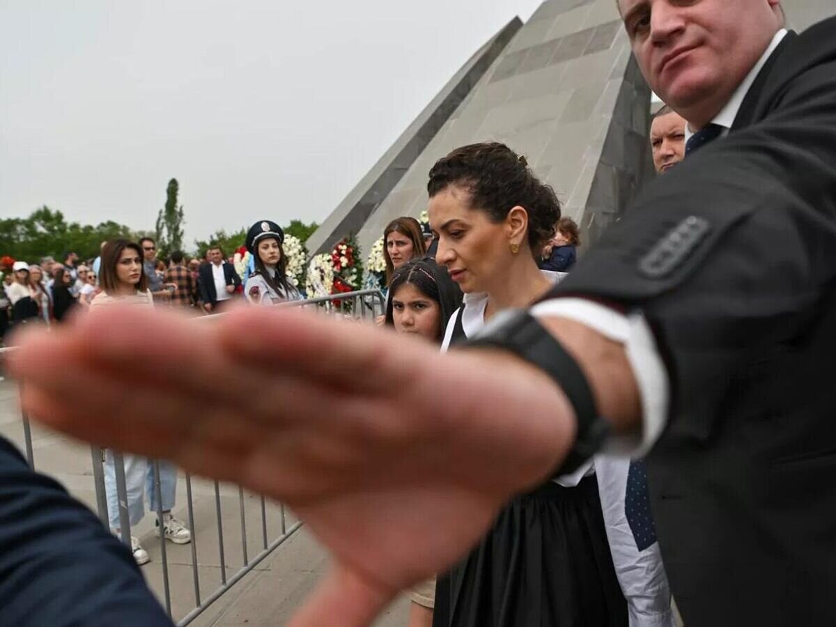    Жена премьер-министра Армении Никола Пашиняна Анна Акопян направляются к Мемориалу геноцида армян "Цицернакаберд" в Ереване, Армения© Sputnik / Asatur Yesayants