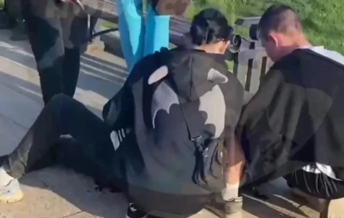    Из-за шнурков?