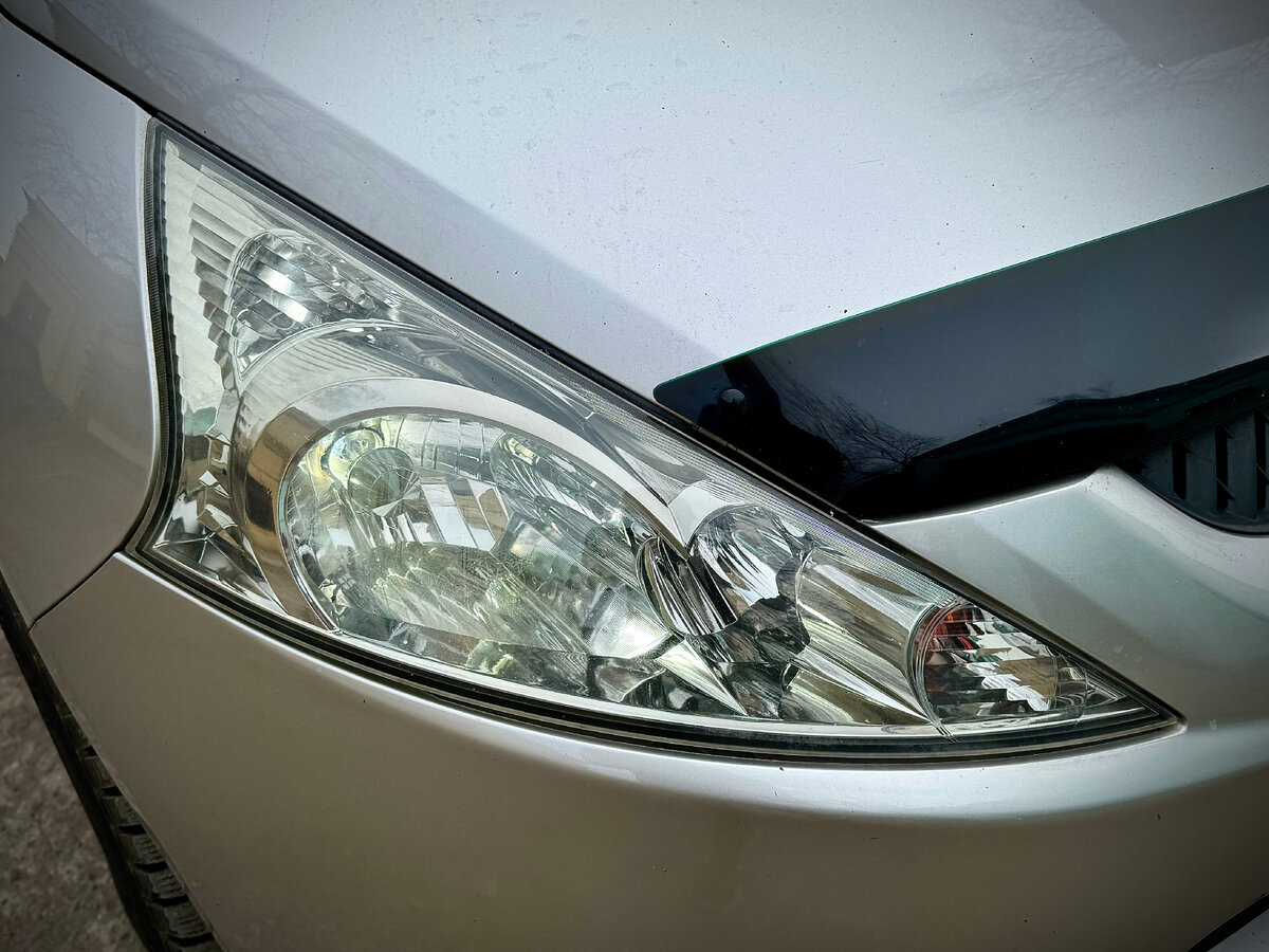 Всех приветствую! Сегодня у нас в студии Mitsubishi Grandis. Штатно автомобиль на ксеноновой рефлекторной оптике, которая не дает должного освещения.