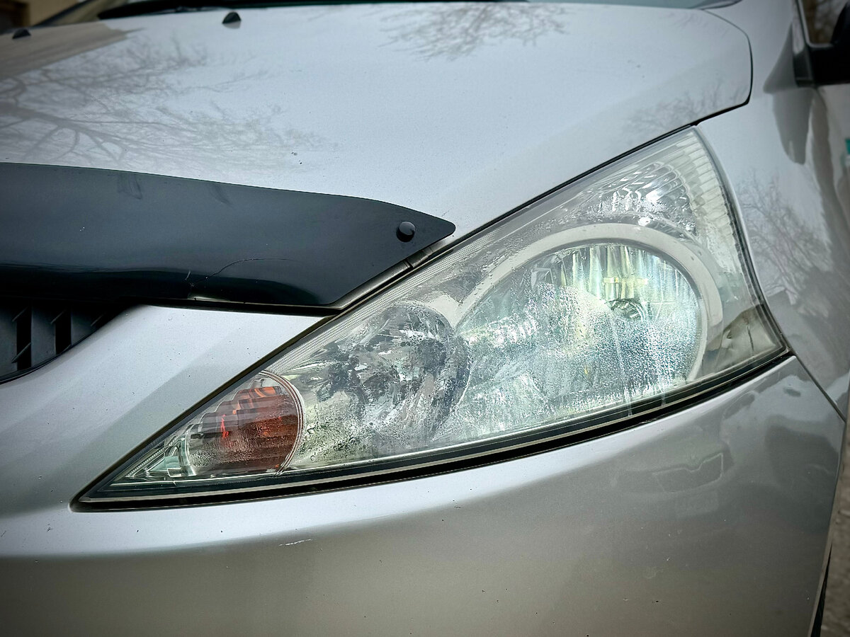 Всех приветствую! Сегодня у нас в студии Mitsubishi Grandis. Штатно автомобиль на ксеноновой рефлекторной оптике, которая не дает должного освещения.-1-3