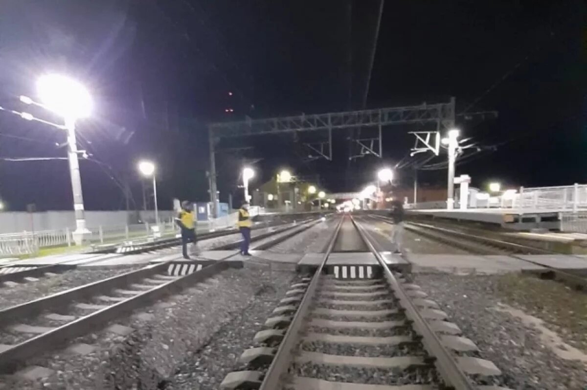    Момент наезда поезда на молодых людей в Тверской области попал на видео 18+