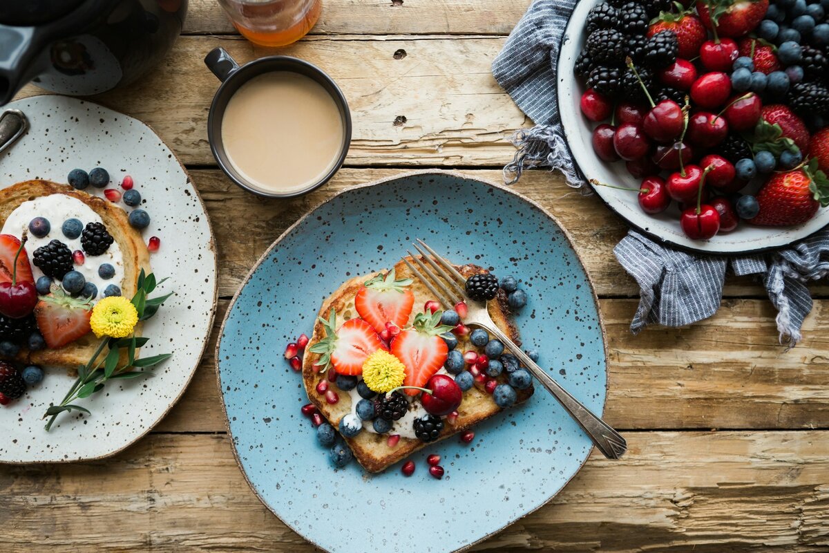    Приучите себя завтракать не только вкусно и полезно, но еще и красиво - это точно будет повышать вам настроение в начале дня.Unsplash