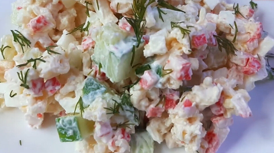 Салат с роллтоном, крабовыми палочками и яйцами