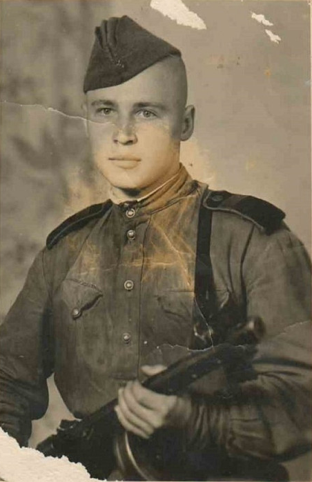 Алексей Кузнецов в годы Великой Отечественной прошел путь от Орла до Берлина. Он сменил несколько специальностей: был разведчиком, пехотинцем и связистом.