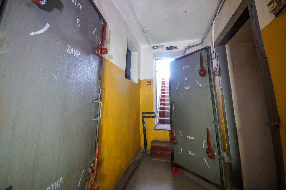 Тамбур торцевого входа и выход в обособленное герметичное помещение (справа)