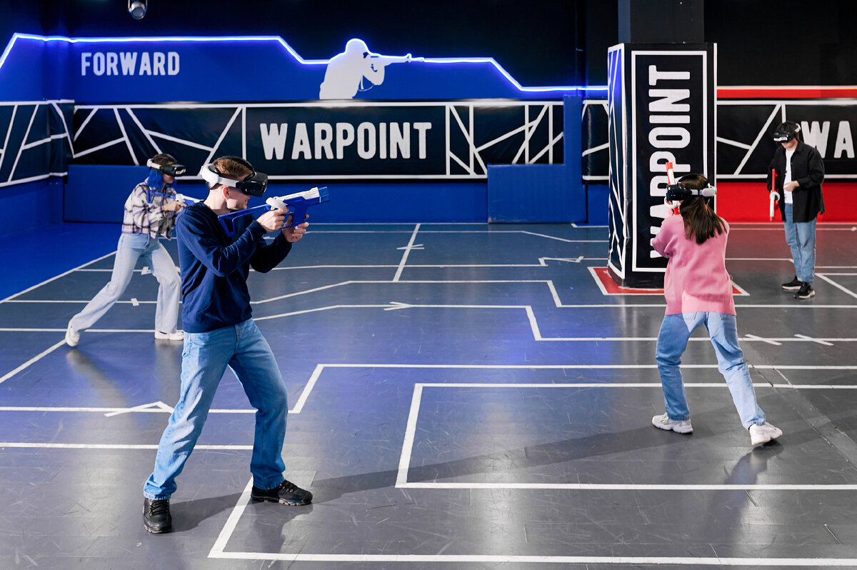 В виртуальном мире все участники видят персонажей друг друга и могут взаимодействовать между собой