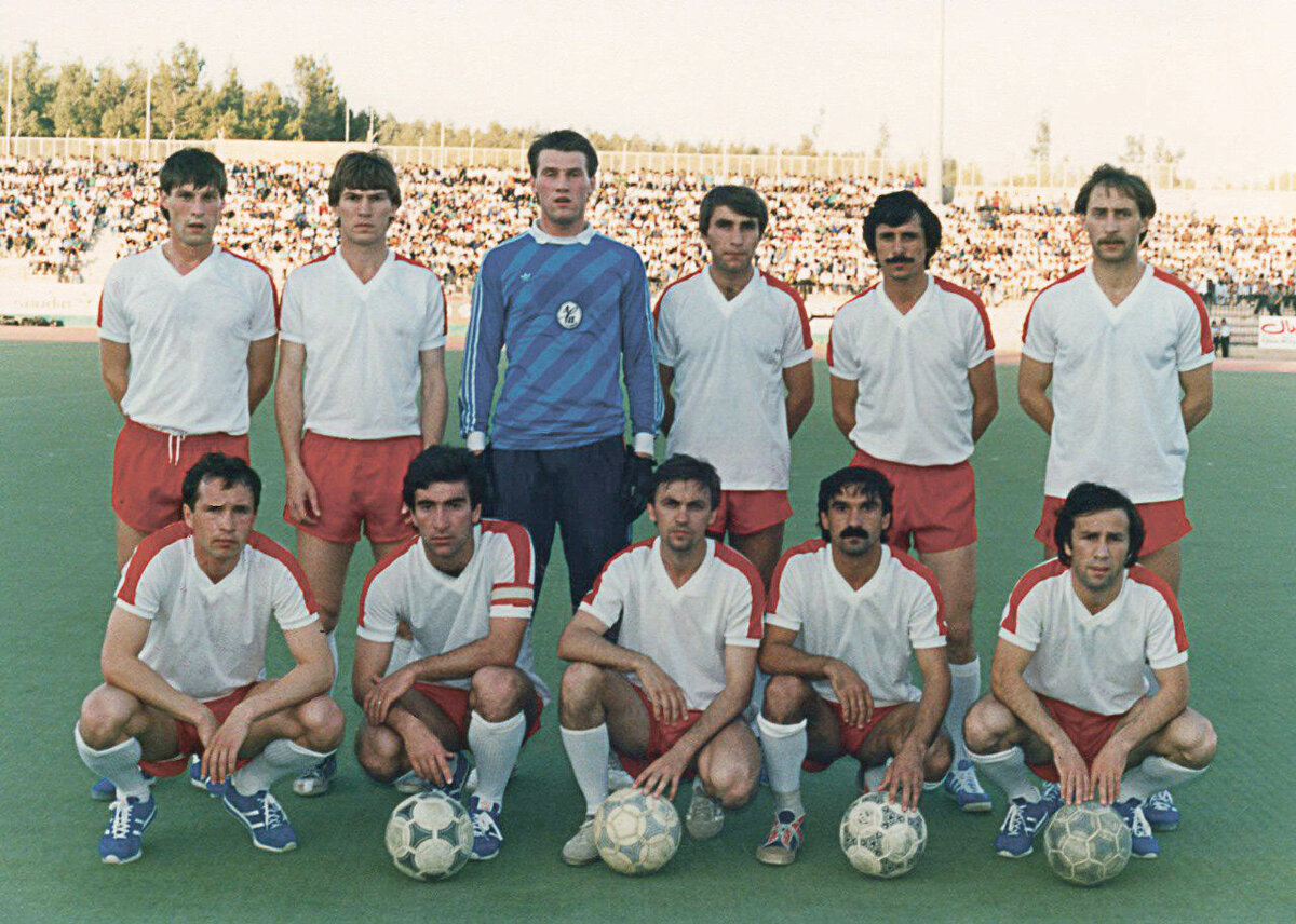 Июнь 1989 года. Нальчикский «Спартак» по приглашению короля совершил турне по Иордании. Перед одним из матчей. Крайний слева в верхнем ряду – Алим Джансуев. 