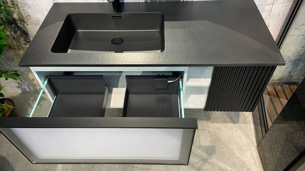 Тумба имеет 3 зоны хранения: Выдвижной ящик , 2 ниши открытого типа и один высокий распашной ящик. 