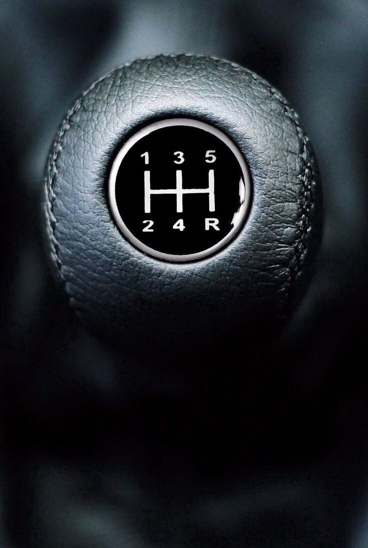 "лучше сдавать права на механике - это дает водителю более точное понимание работы механизмов автомобиля"