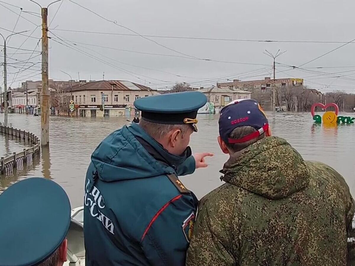    Губернатор Оренбургской области Денис Паслер и министр РФ по делам гражданской обороны, чрезвычайным ситуациям и ликвидации последствий стихийных бедствий Александр Куренков инспектируют ликвидацию последствий подтопления после прорыва дамбы в микрорайоне Старый город в Орске© РИА Новости / Пресс-служба МЧС РФ