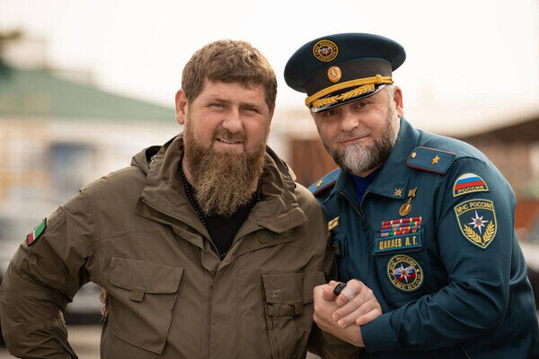 Глава Чеченской Республики Рамзан Кадыров и глава чеченского МЧС Алихан Цакаев / Телеграм-канал «Kadyrov_95» 