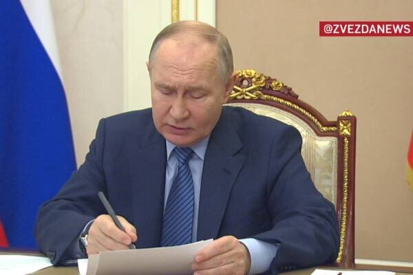    Владимир Путин раскритиковал власти Оренбургской области и главу МЧС России за работу с обращениями жителей