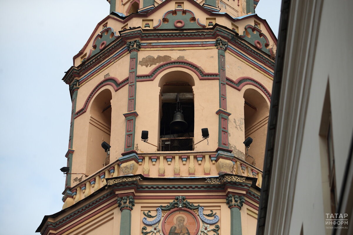 В рамках федерального проекта «Историческая память» в Петропавловском соборе реконструируют живопись и завершают ремонт колокольни. Фото: © Михаил Захаров / «Татар-информ»