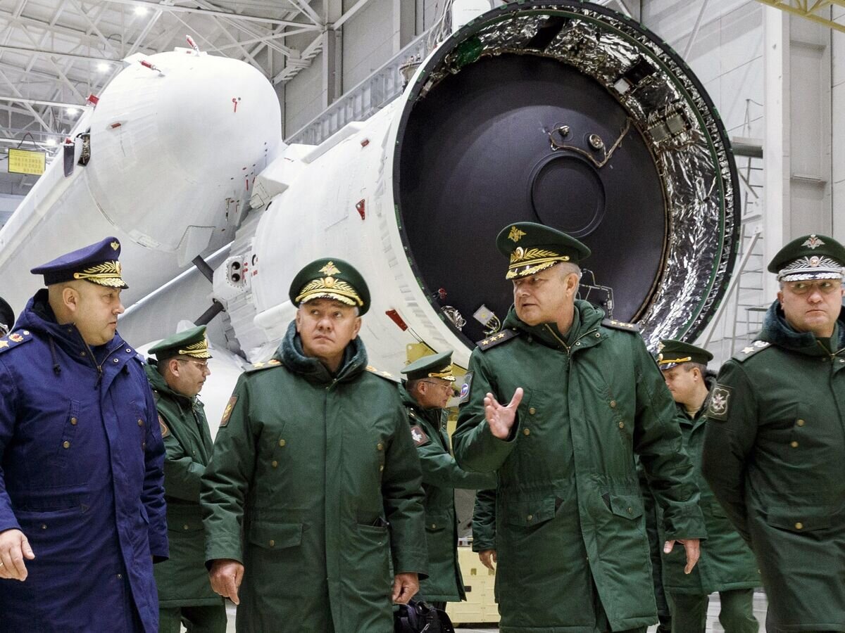    Министр обороны РФ Сергей Шойгу на космодроме Плесецк в корпусе, где собирается и испытывается тяжелый ракетоноситель "Ангара-А5"© РИА Новости / Пресс-служба Минобороны РФ
