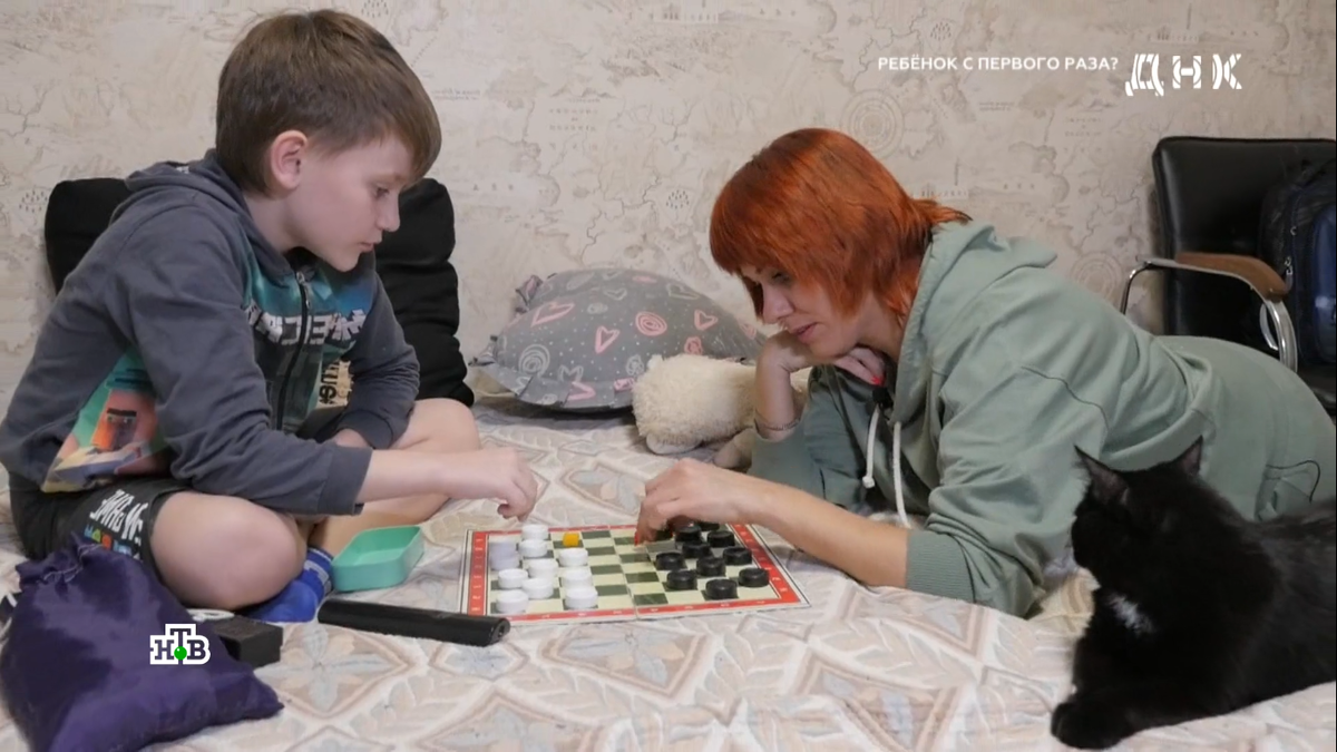 Ирина уверена, что родила Максима от Дениса. Скриншот передачи "ДНК" на телеканале НТВ