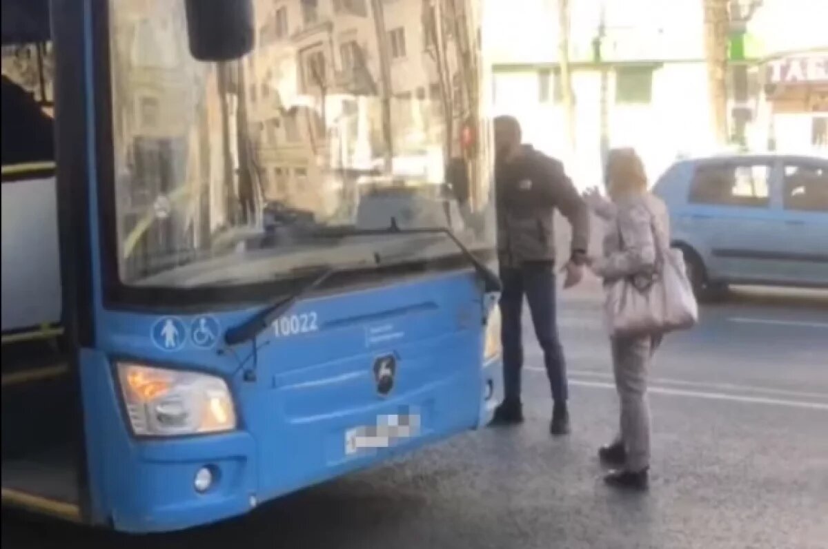   В Твери мужчина начал скандалить с водителем автобуса посреди дороги