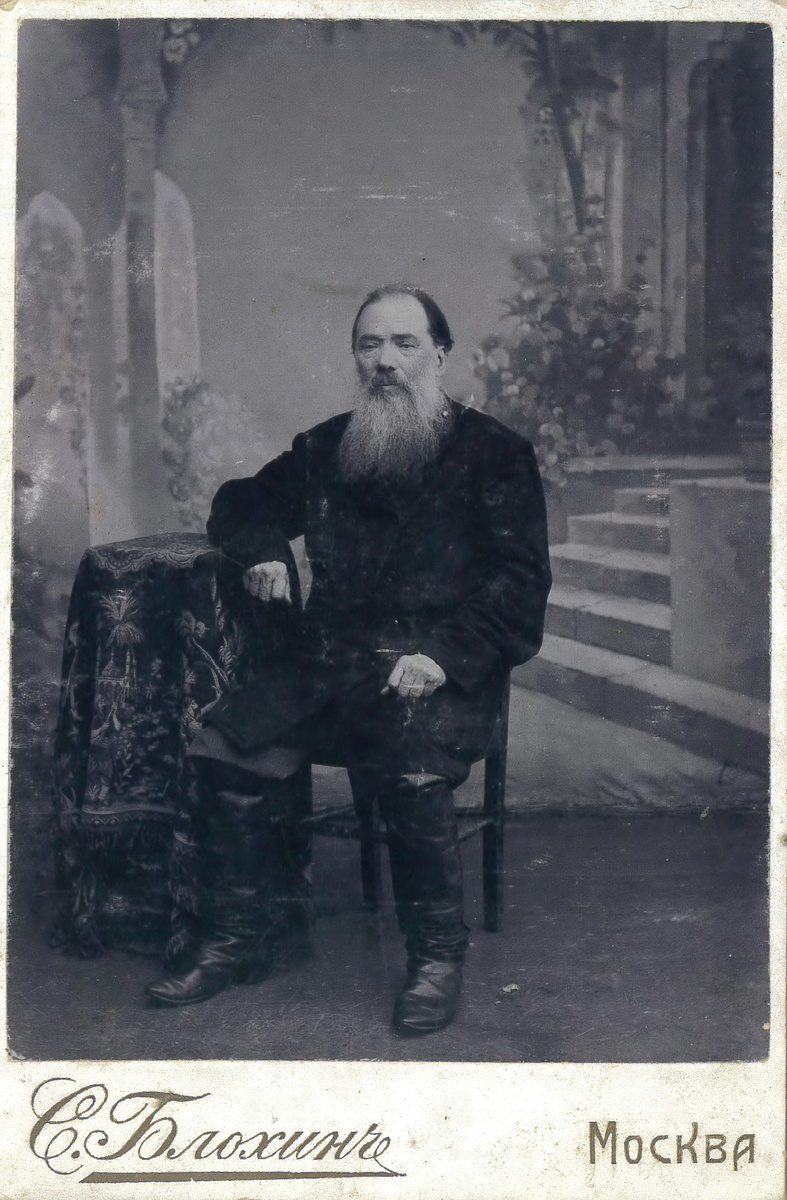 Неизвестный мужчина на фото из ателье С. Блохина на Преображенской площади. Фотография из семейного архива Детиновых