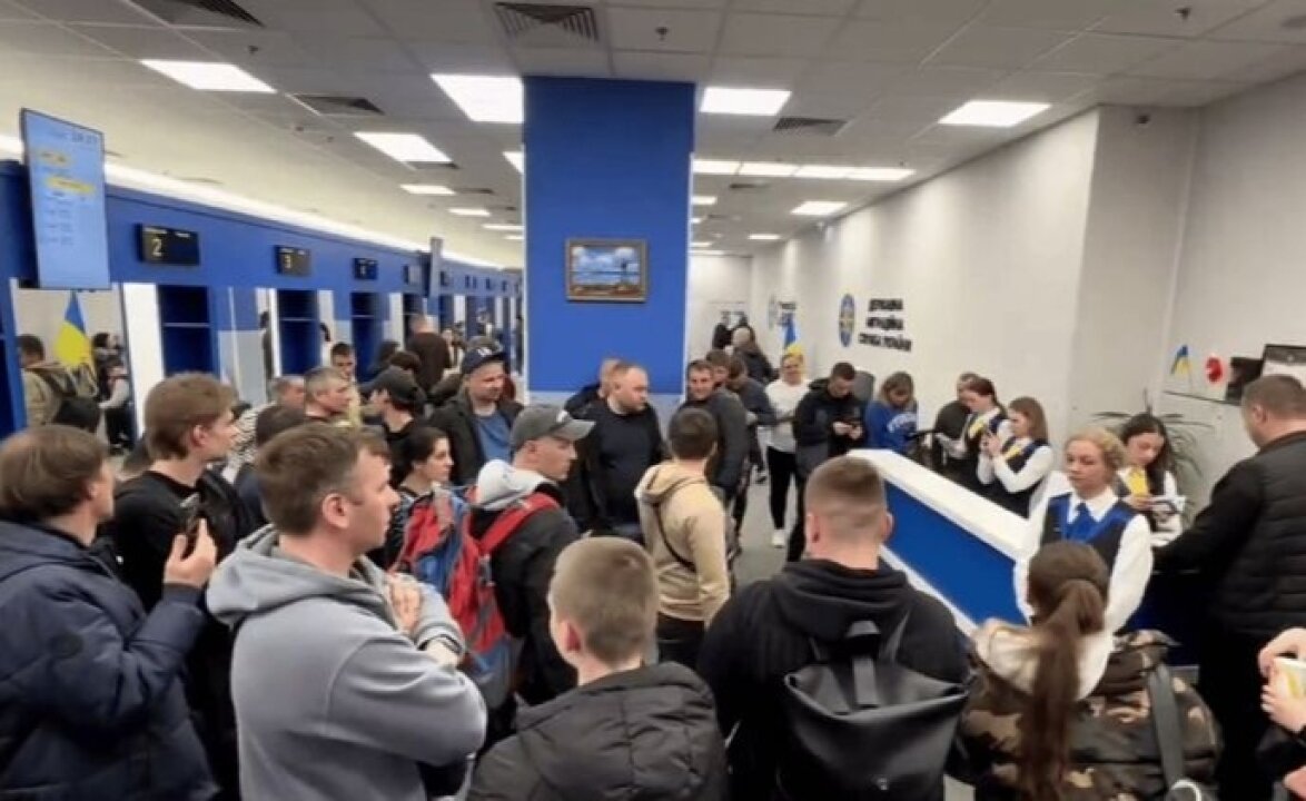    В Варшаве около 300 украинцев заблокировали паспортный сервис, требуя выдать им документы