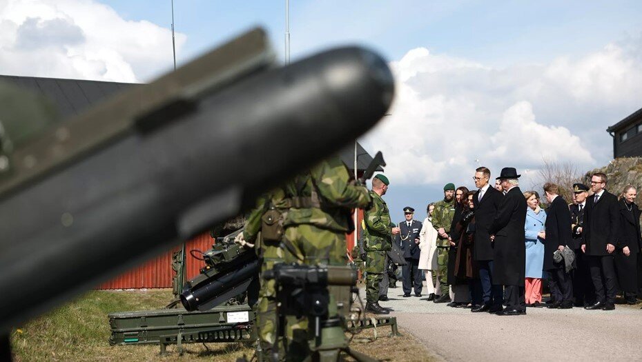    Финскому президенту в Гётеборге показали ракеты Robot 17. Автор фото: iltalehti.fi