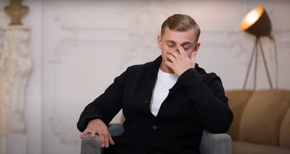    Саша опешил от личного вопроса ведущей/ кадр YouTube-канал FameTime TV