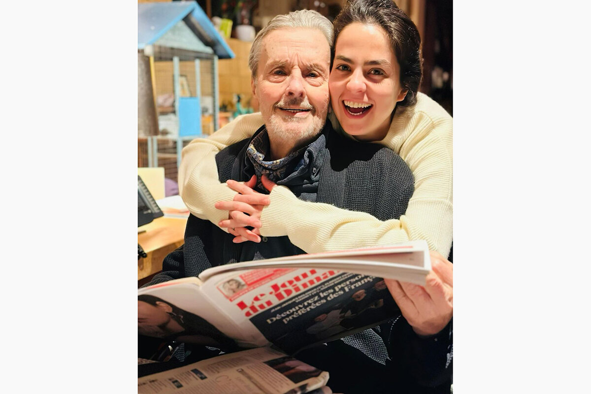 anouchkadelon / Instagram (входит в корпорацию Meta, признана экстремистской и запрещена в России)📷Ален Делон с дочерью Анушкой на снимке от 1 января 2024 года