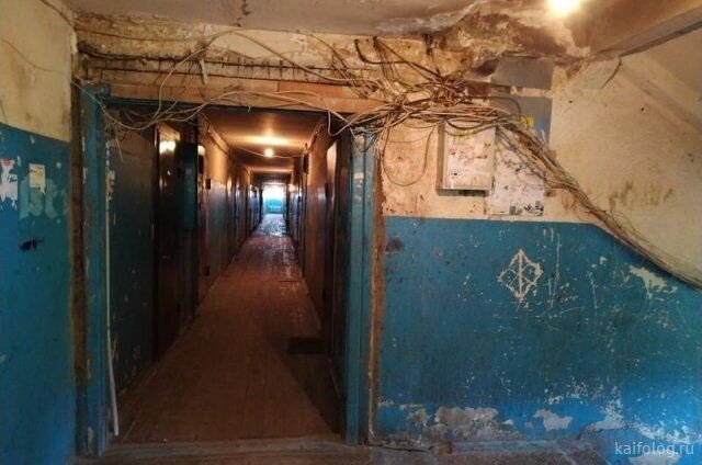 Вот примерно такие коридоры видео я в своем детстве и юности, когда жил в общежитии, что дали моей маме для работы на ближайшем Агрегатном заводе. 