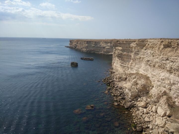 Мыс Тарханкут, побережье Черного моря на западе Крыма. Фото Кирилла Сомова.