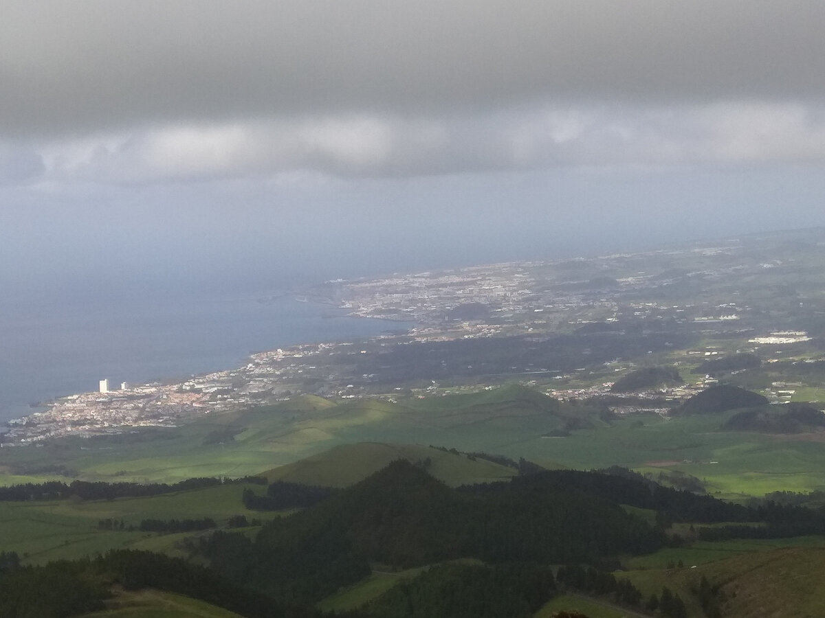 Вид на остров Сан-Мигель с высоты почтив 1 км. 