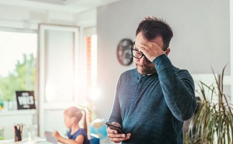    Дозвониться ребенку можно, даже если его смартфон в беззвучном режиме. Фото: Verywell Family