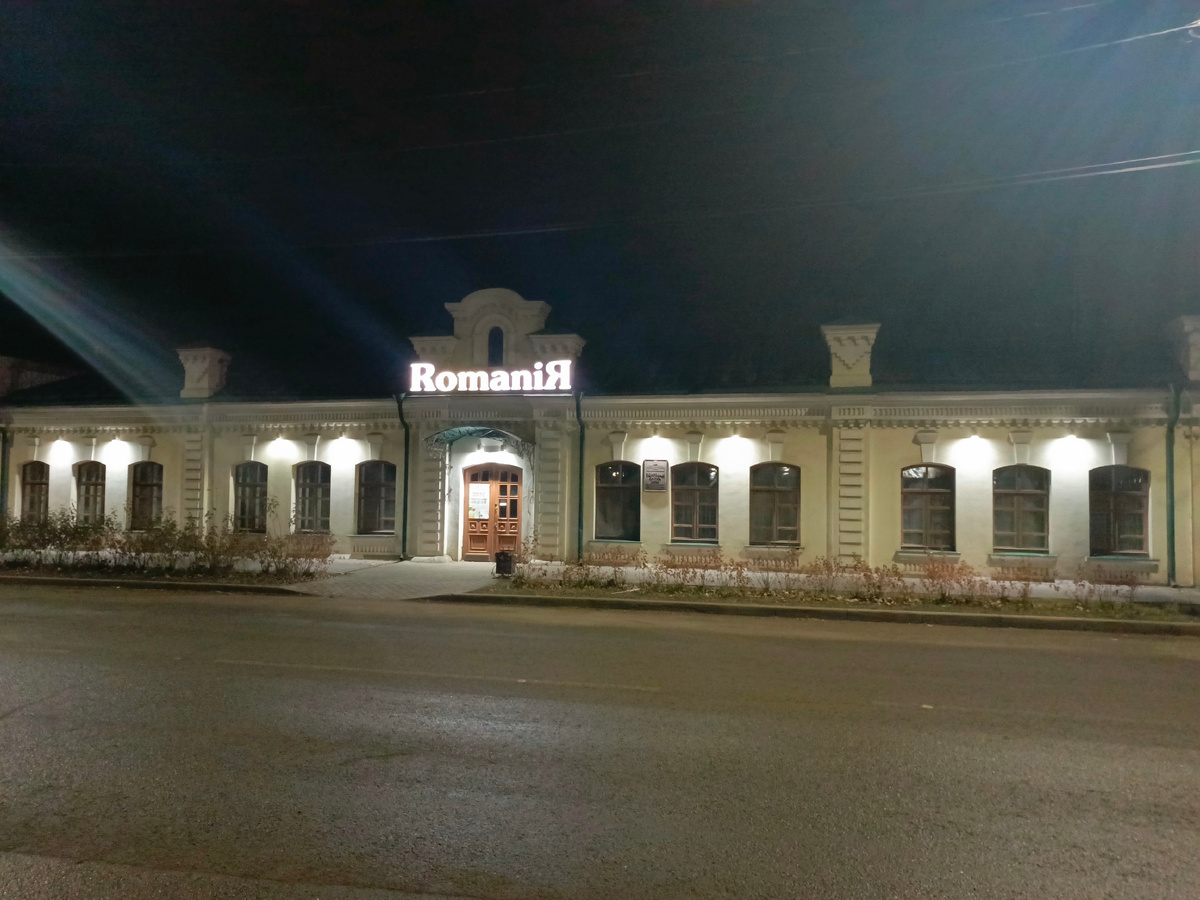 Освещение меняет облик почти всех исторических зданий города. Торговая лавка 19 века