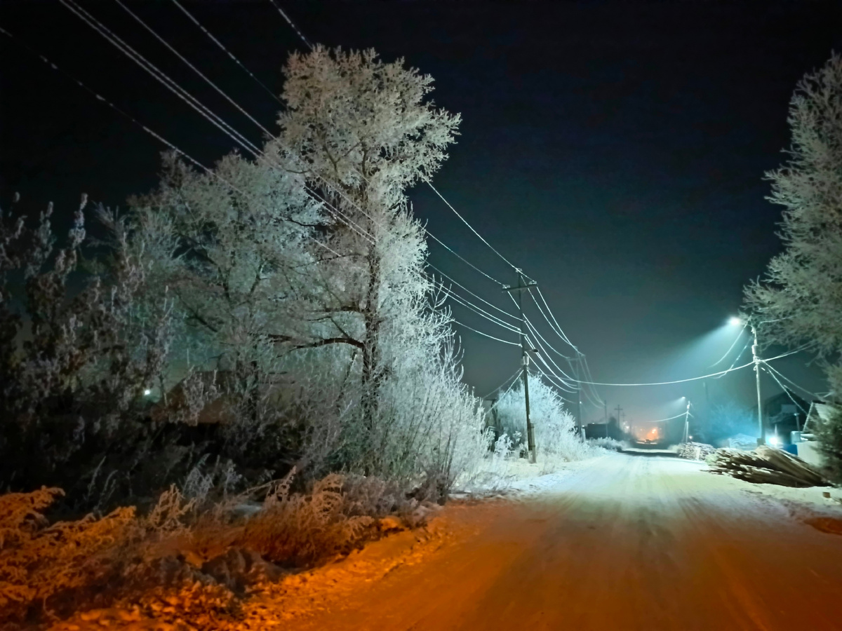Это сейчас даже в небольших переулках города установлены фонари, а всего 100 лет назад с наступлением ночи город погружался в густую тьму.