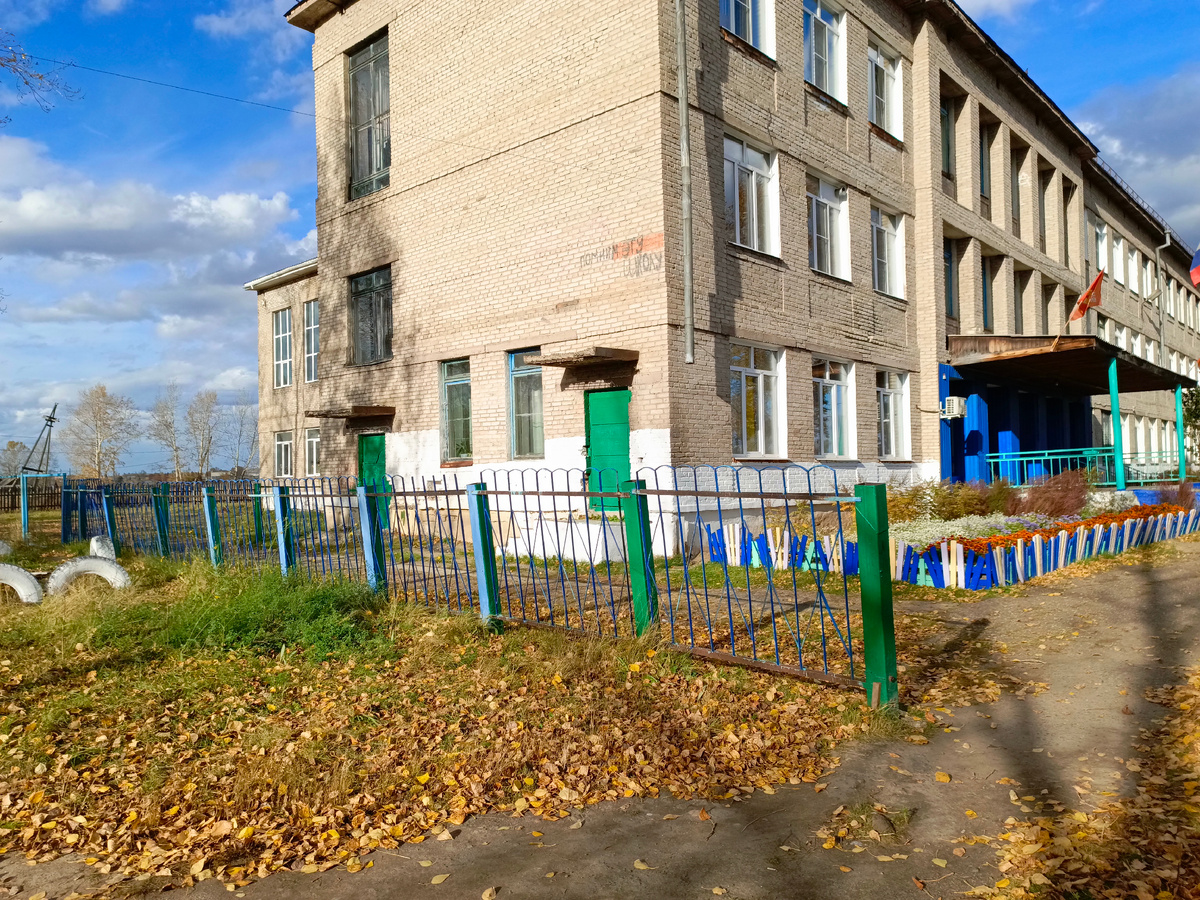 Угол школы был виден и с горы, где мы играли, и даже с нашего двора.