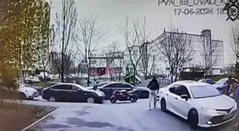 В день убийства именно на этом месте стояла "Камри" преступника.