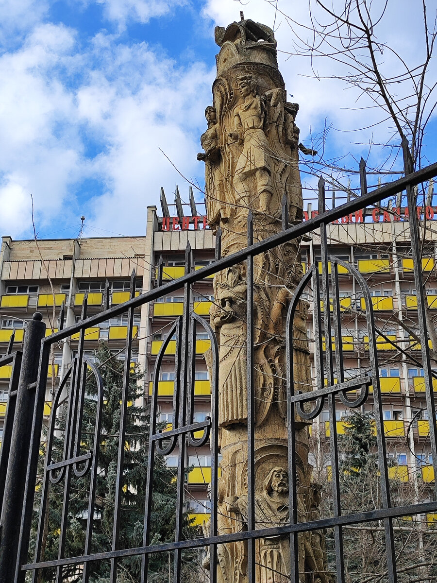 Та самая стела на территории Центрального Военного санатория (апрель 2024 года)