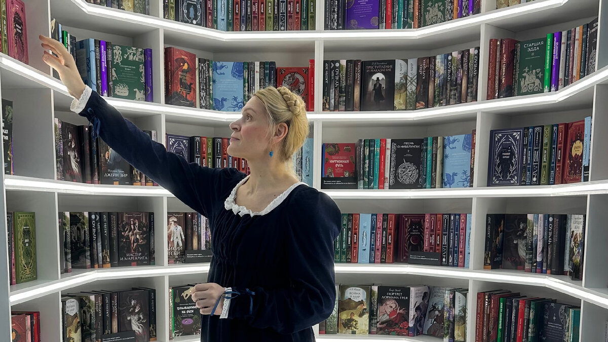 На мне, кстати, платье - реконструкция дневного платья эпохи ампир, и нечто похожее можно увидеть на героинях «Гордости и предубеждения» и «Онегина»