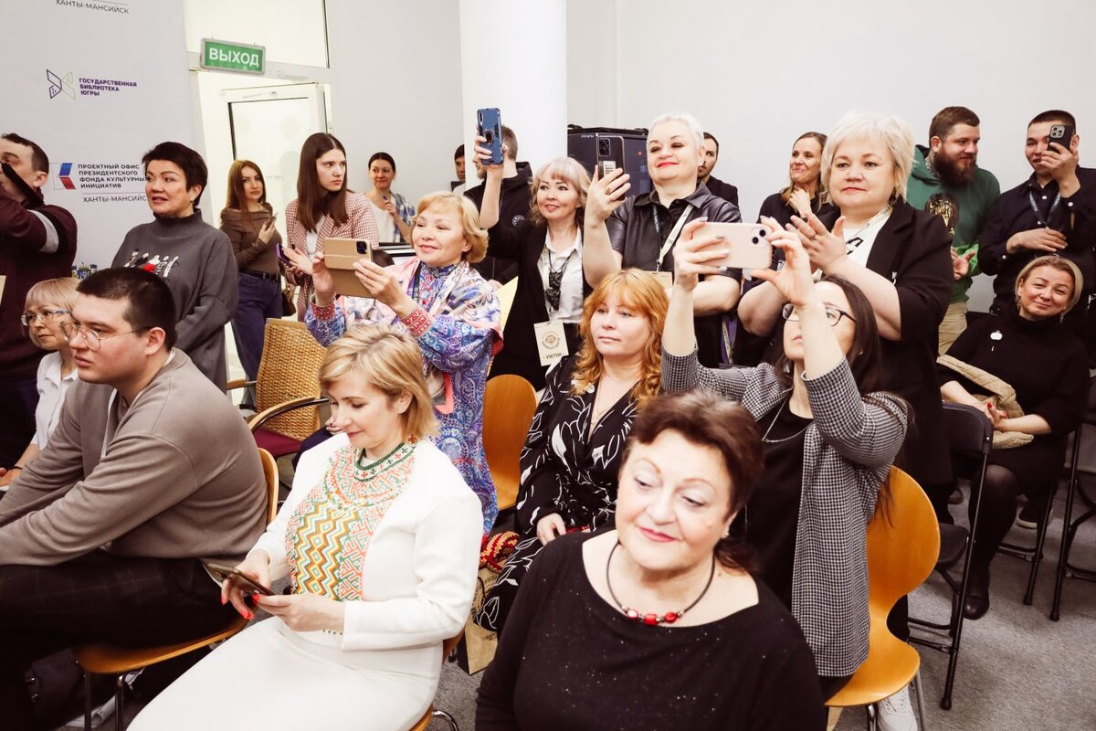    В Югре на Всероссийском форуме национального единства участники креативной лаборатории научились создавать контент на языках коренных народов