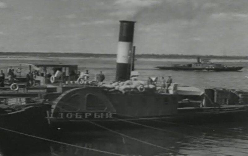 «Иди-ко на “Добрый”, там посудника надо…». Кадр из фильма «В людях».